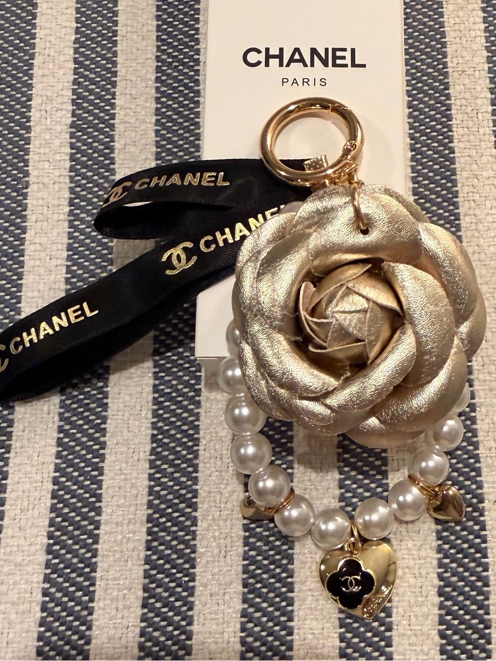 CHANEL (GWP) Gold Camellia Pearl Heart Charm Keyring CC Logo Ribbon(New) (Box)🏆🩷